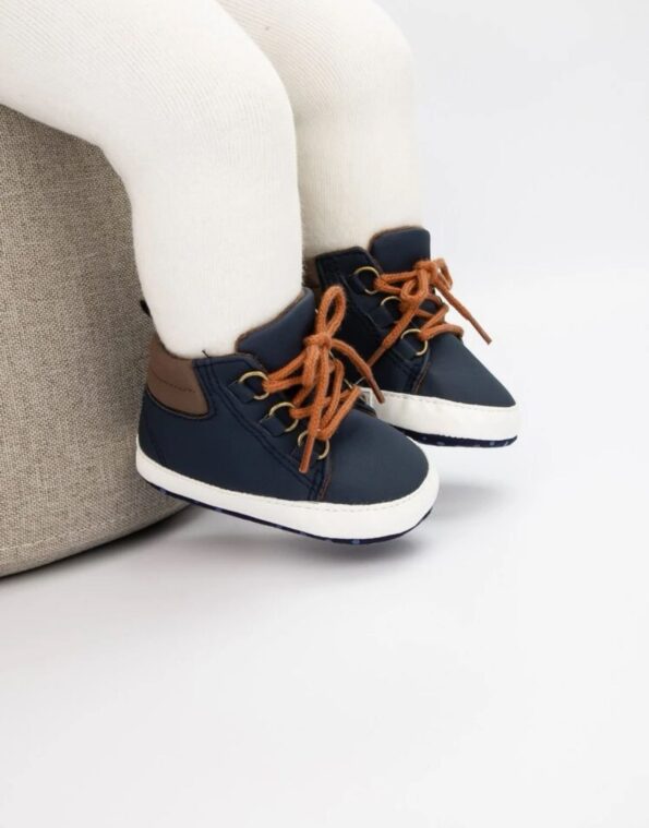 Colour: blue Toe: round Design types: pure Types of tapes: perforated Size Fits Size: Firm size Gender (male, female): boys External material: faux leather Lining material: polyester Inner material of shoes: cloth Shoe outer material: Canvas