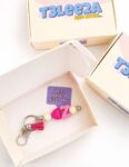 تعليقة حديد مع كرات وأشكال سيليكون ملوّنة تضيف لمسة لطيفة ومميزة لشنطتك  Iron keychain with colorful silicone beads and shapes that add a cute and unique touch to your bag